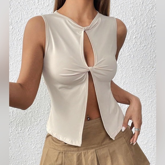 Keyhole Top - Picture 2 of 2